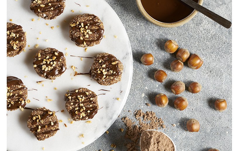 protein cookies mit haselnÂssen und schokolade auf einem teller